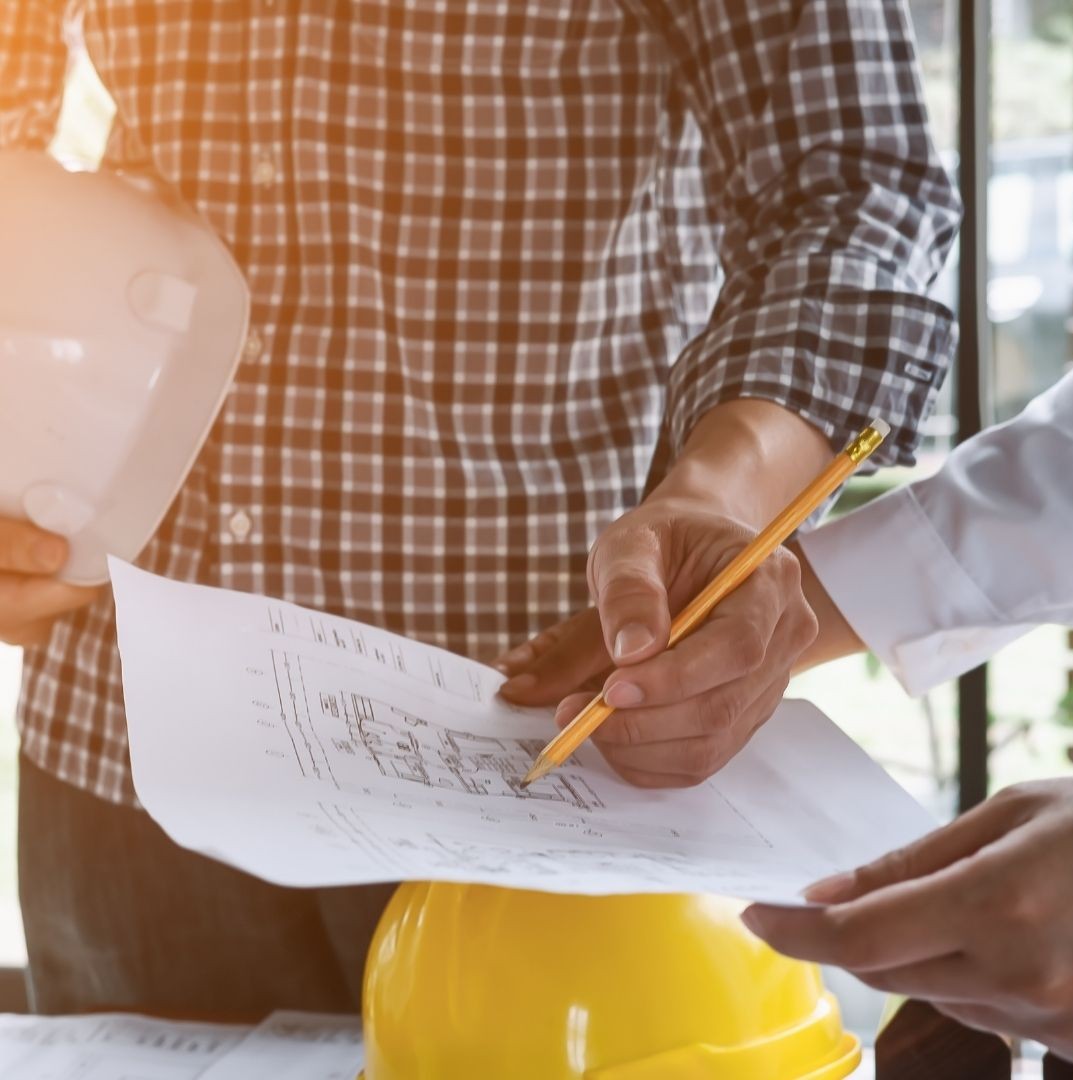 Profesionales revisando un proyecto de construcción