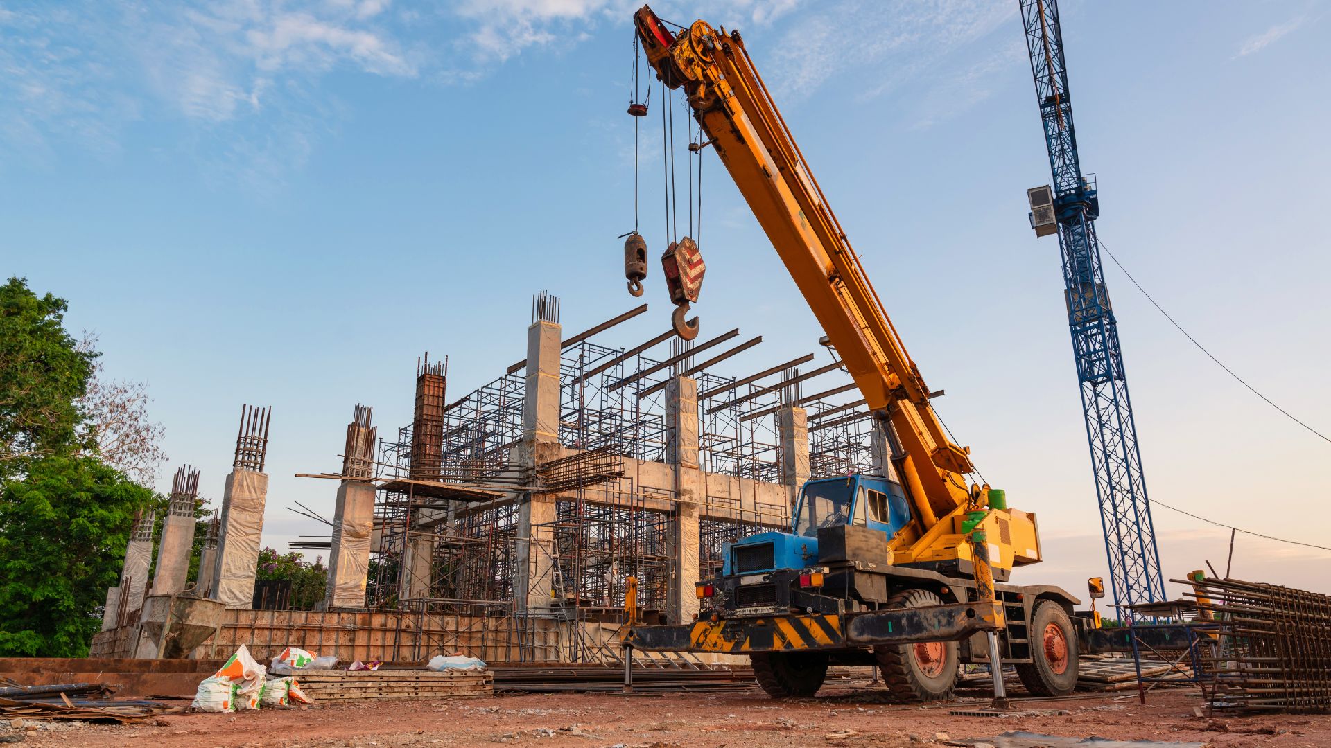 Grúa trabajando en una obra de construcción